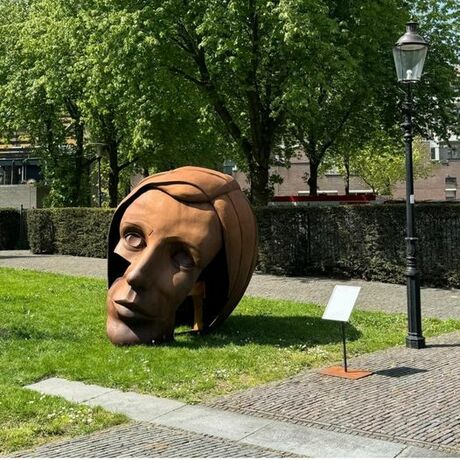 Beeld ´In het hoofd van je moeder´ in de tuin van de Petruskerk - VERLENGD